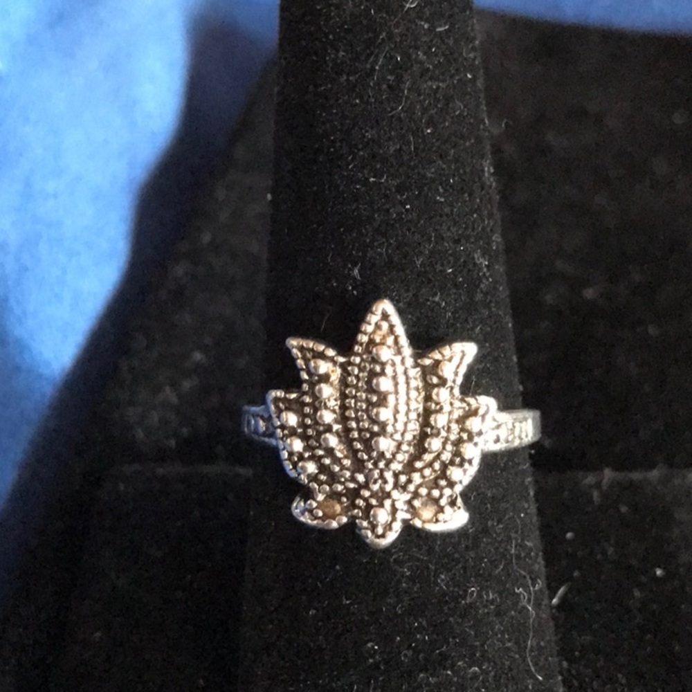 Silver tone metal Lotus Ring 7.5